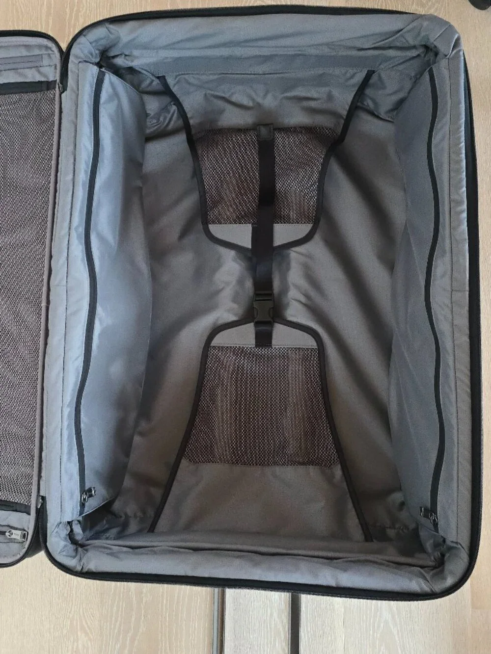 Tumi Alpha 3 Expandable 4 Wheeled Packing Case Luggage in Black/Navy